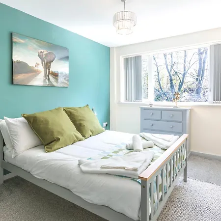 Spacious 4-bed Free Parking Short Or Long Сasa de vacaciones