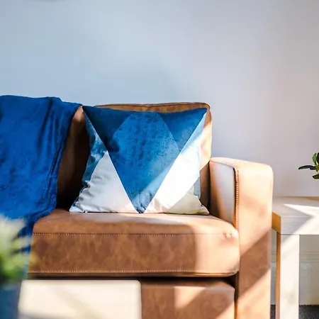 Дом отдыха New Large 4 Bedroom House, Sleeps 9, Games Room, Free Parking, Ps4 Манчестер