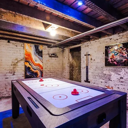 New Games Room, Large House, Free Park * Manchester
