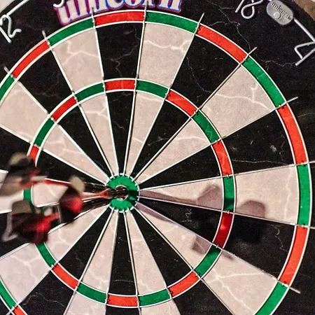 New Large 4 Bedroom House, Sleeps 9, Games Room, Free Parking, Ps4 Дом отдыха Манчестер