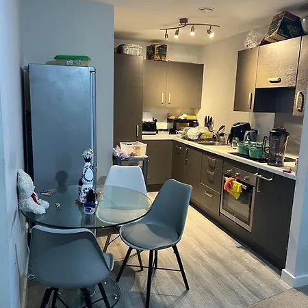 Homestay With Private Bathroom Not Ensuite In Shared Flat Near Centre *