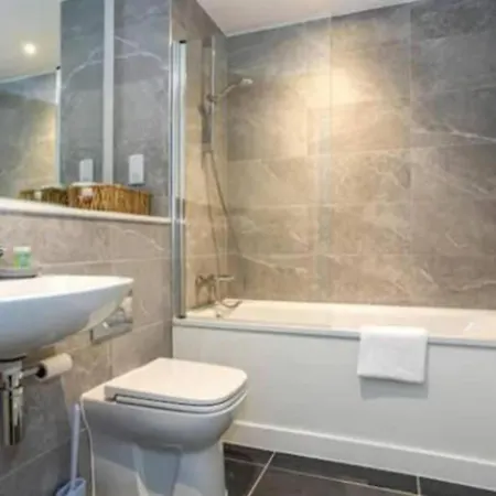 - Sleeps3 - Centre - Street Parking Manchester