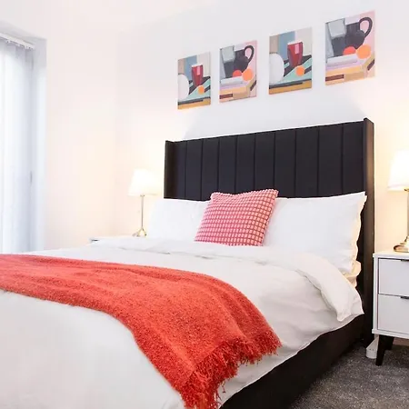 Bright & Luxurious With Garden Apartment Manchester