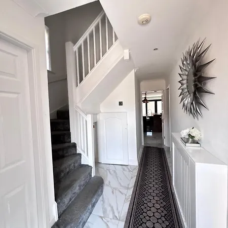 Luxury 5br With Access * Manchester