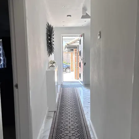 Luxury 5br With Access Apartment