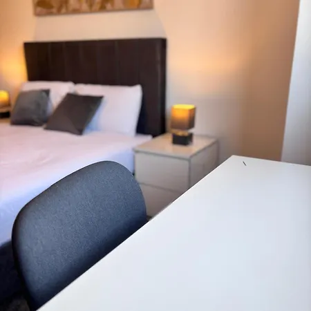 Luxury 5br With Access Apartment *