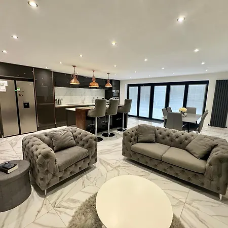 Apartment Luxury 5br With Access Manchester