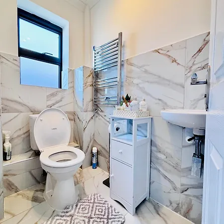 Luxury 5br With Access Apartment *