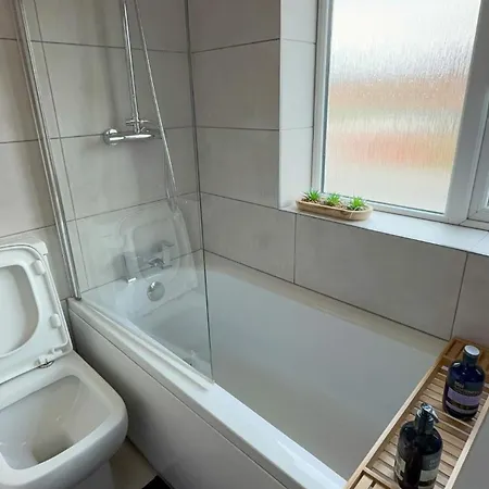 Contractor Stays, Fast Wifi, Free Parking, Work Манчестер
