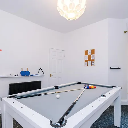 Apartment Games Room, Free Parking, Fully Stocked, Sleeps 8 *