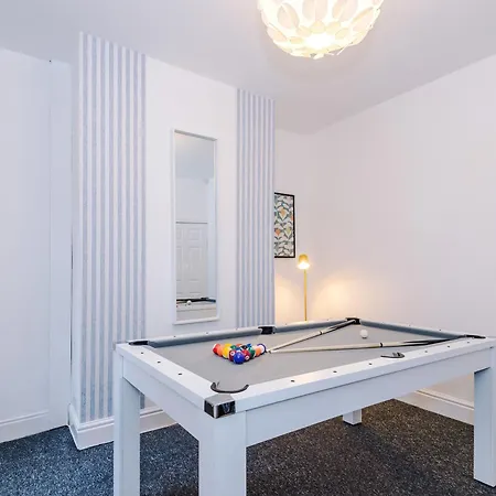 Games Room, Free Parking, Fully Stocked, Sleeps 8