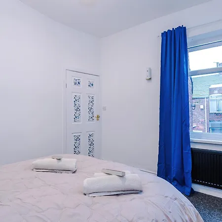 Games Room, Free Parking, Fully Stocked, Sleeps 8 Apartment