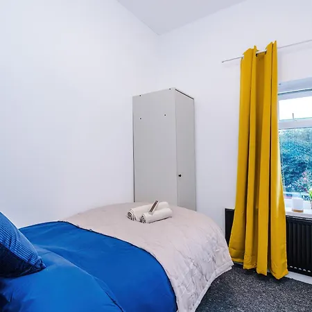 Games Room, Free Parking, Fully Stocked, Sleeps 8 Apartment *