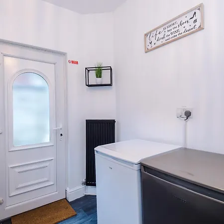 Apartment Games Room, Free Parking, Fully Stocked, Sleeps 8