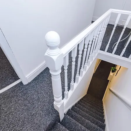 Apartment Games Room, Free Parking, Fully Stocked, Sleeps 8 *