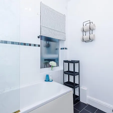Stunning 3bedroom Home, Game Room, Free Parking, Fully Stocked, Sleeps 8 *