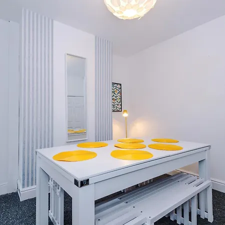 Games Room, Free Parking, Fully Stocked, Sleeps 8 Apartment