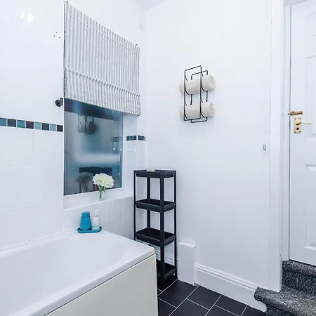 Apartment Games Room, Free Parking, Fully Stocked, Sleeps 8