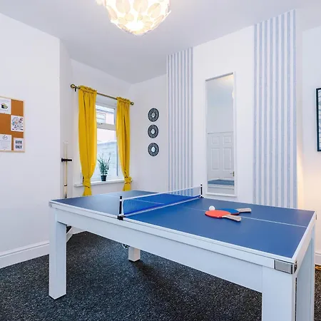 Apartment Games Room, Free Parking, Fully Stocked, Sleeps 8 *