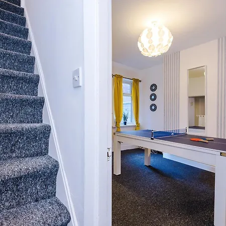 Games Room, Free Parking, Fully Stocked, Sleeps 8 Apartment Manchester