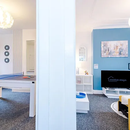 Games Room, Free Parking, Fully Stocked, Sleeps 8 *