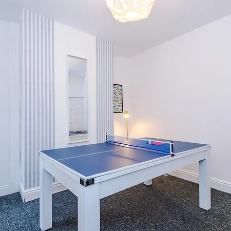 Stunning 3bedroom Home, Game Room, Free Parking, Fully Stocked, Sleeps 8 Apartment
