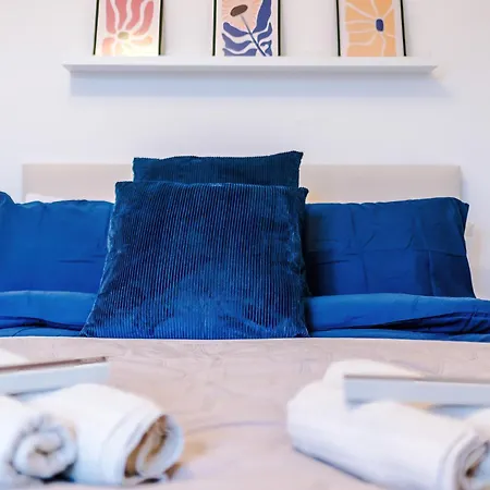 Apartment Games Room, Free Parking, Fully Stocked, Sleeps 8 *