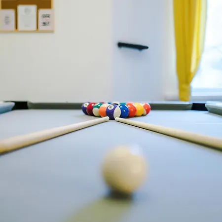 Stunning 3bedroom Home, Game Room, Free Parking, Fully Stocked, Sleeps 8 *