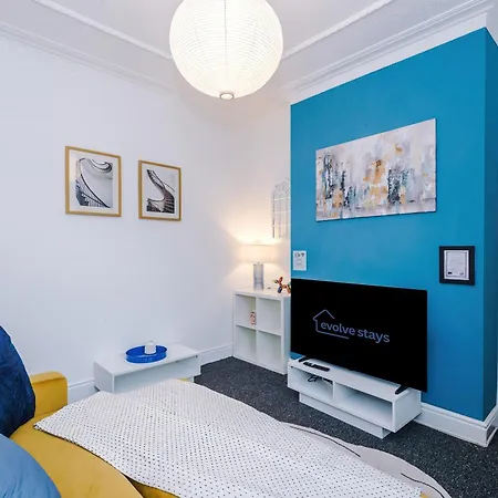 Games Room, Free Parking, Fully Stocked, Sleeps 8 Apartment *