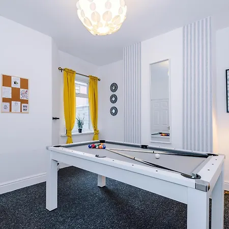Apartment Games Room, Free Parking, Fully Stocked, Sleeps 8 *