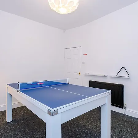 Games Room, Free Parking, Fully Stocked, Sleeps 8 Apartment