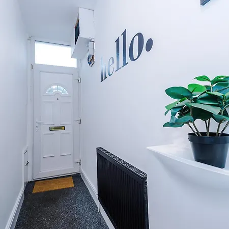 Apartment Games Room, Free Parking, Fully Stocked, Sleeps 8