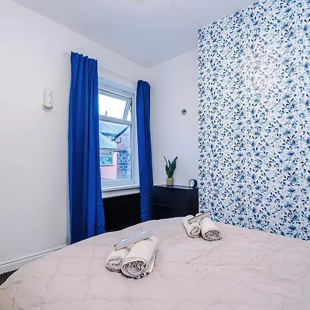 Apartment Games Room, Free Parking, Fully Stocked, Sleeps 8 *