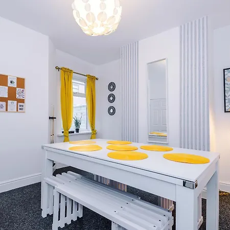 Apartment Games Room, Free Parking, Fully Stocked, Sleeps 8 Manchester