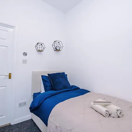 Stunning 3bedroom Home, Game Room, Free Parking, Fully Stocked, Sleeps 8 Mánchester