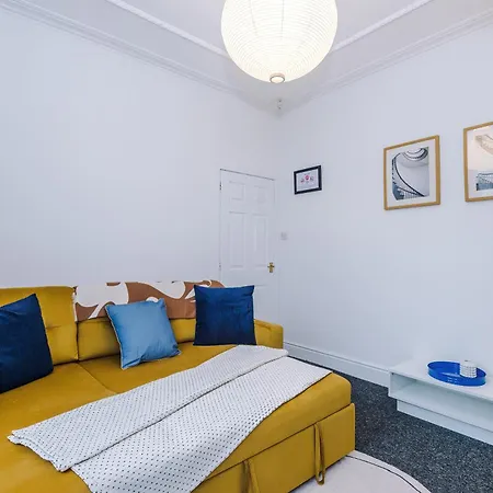 Games Room, Free Parking, Fully Stocked, Sleeps 8 * Manchester