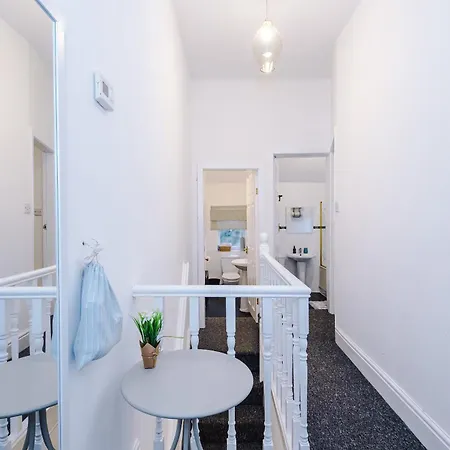 Apartment Stunning 3bedroom Home, Game Room, Free Parking, Fully Stocked, Sleeps 8