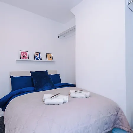 Games Room, Free Parking, Fully Stocked, Sleeps 8 Apartment Manchester