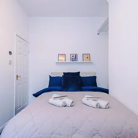 Stunning 3bedroom Home, Game Room, Free Parking, Fully Stocked, Sleeps 8 Manchester