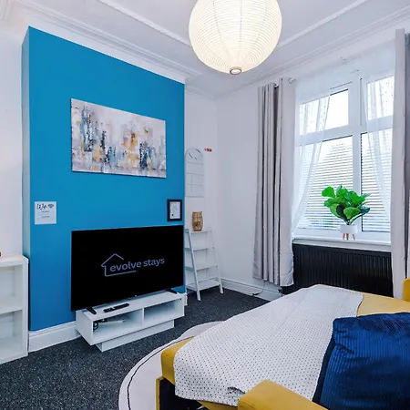 Stunning 3bedroom Home, Game Room, Free Parking, Fully Stocked, Sleeps 8