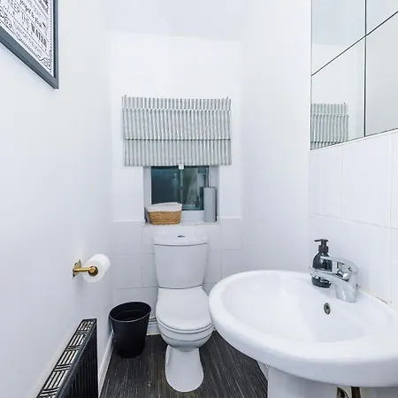 Apartment Games Room, Free Parking, Fully Stocked, Sleeps 8