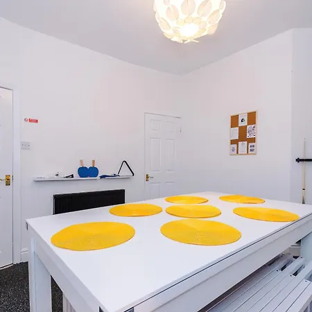 Games Room, Free Parking, Fully Stocked, Sleeps 8 Manchester