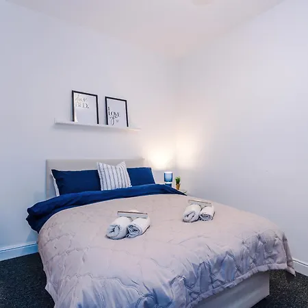 Games Room, Free Parking, Fully Stocked, Sleeps 8 Apartment *