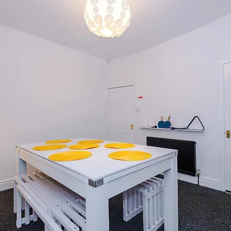 Games Room, Free Parking, Fully Stocked, Sleeps 8