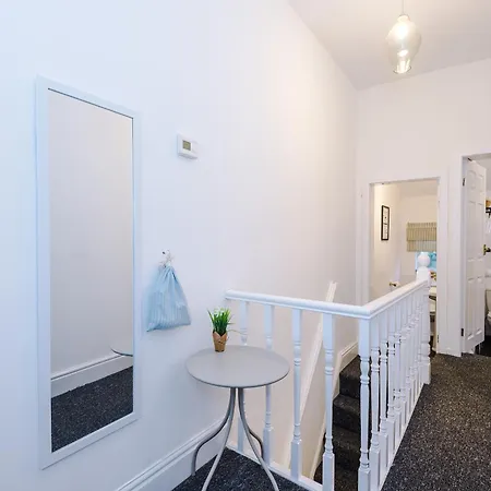 Games Room, Free Parking, Fully Stocked, Sleeps 8 Apartment *