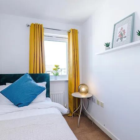 Apartment Huge 5 Bedroom Townhouse In Salford, Free Parking, Sleeps Up To 11 Guests Manchester