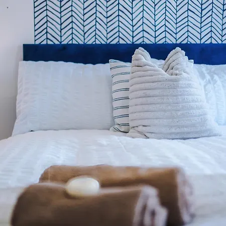 Huge 5 Bedroom Townhouse In Salford, Free Parking, Sleeps Up To 11 Guests *