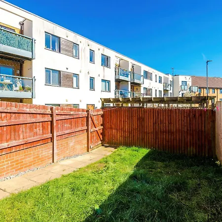 Stunning 5 Bedroom Townhouse In Salford, Free Parking, Sleeps Up To 11 Guests *