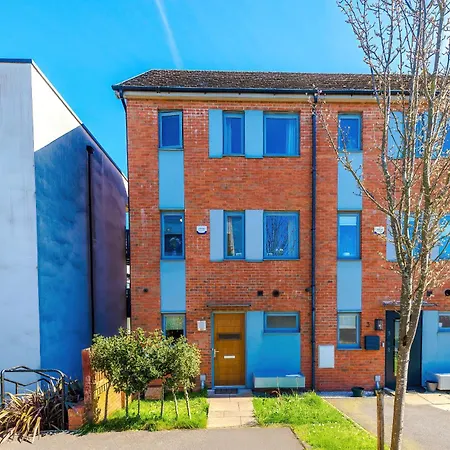 Stunning 5 Bedroom Townhouse In Salford, Free Parking, Sleeps Up To 11 Guests Apartment *