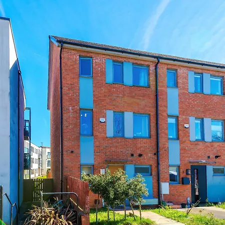 Stunning 5 Bedroom Townhouse In Salford, Free Parking, Sleeps Up To 11 Guests Apartment Manchester